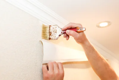 Pose de papier peint à Crespières — revêtements muraux et toiles de verre